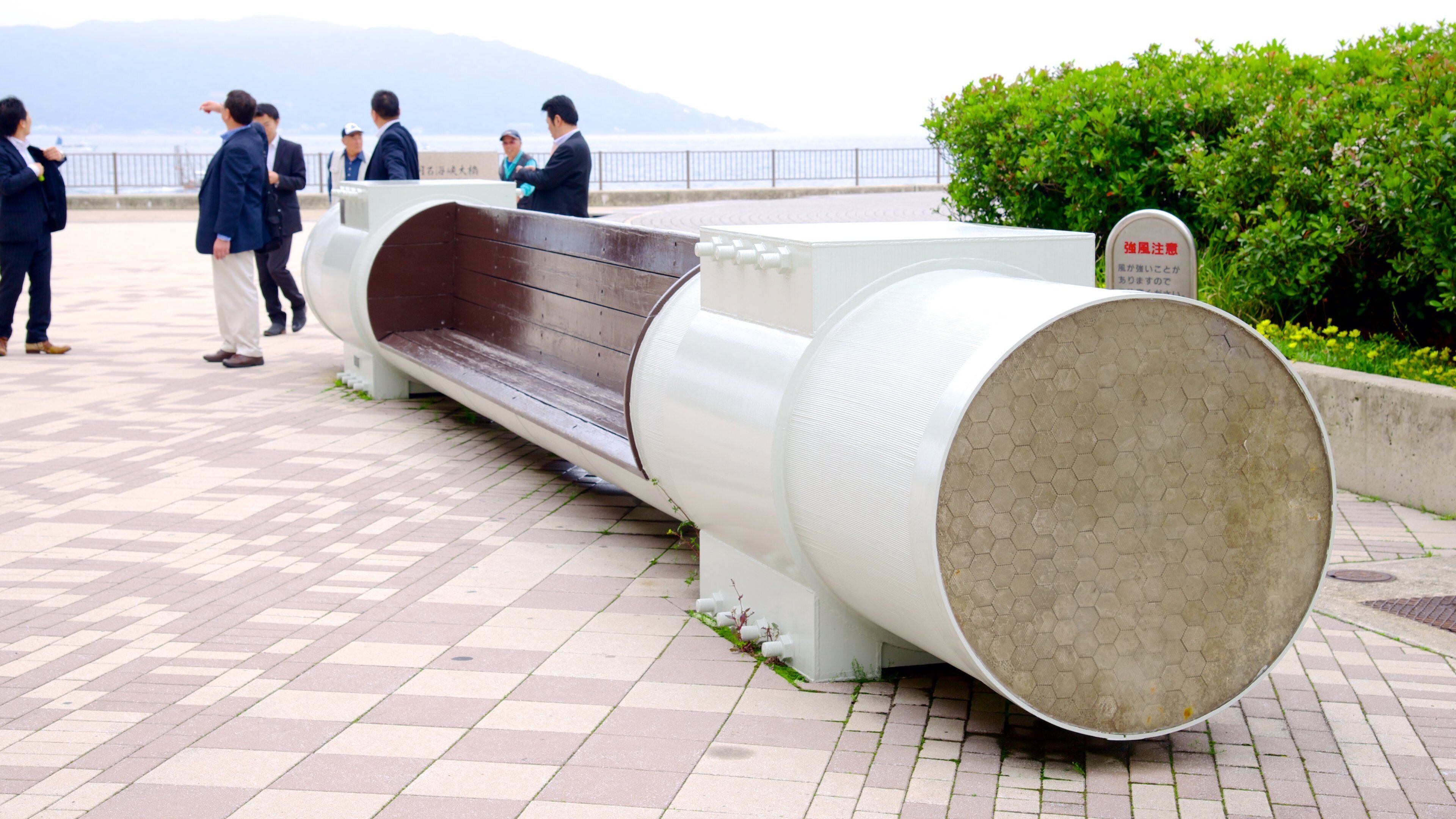 Akashi Kaikyo-brug bevat een brug, kunst en kunst in de open lucht
