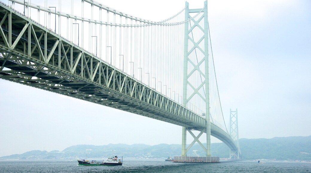 Puente de Akashi Kaikyo que incluye paseos en lancha, un puente colgante o pasarela en las copas de los árboles y vistas generales de la costa