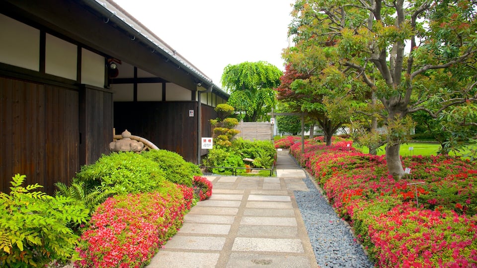 Hakutsuru Sake Brewery Museum featuring a garden and flowers