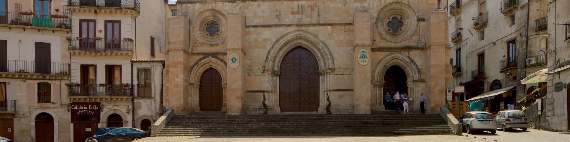 Una iglesia histórica con una gran cúpula central y arcos de entrada, rodeada de edificios tradicionales.