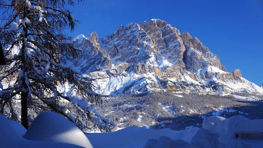 Cortina d\'Ampezzo Ski Resort showing snow and mountains