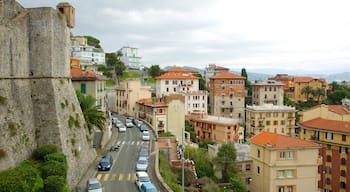 Castello San Giorgio bevat straten, historische architectuur en een stad