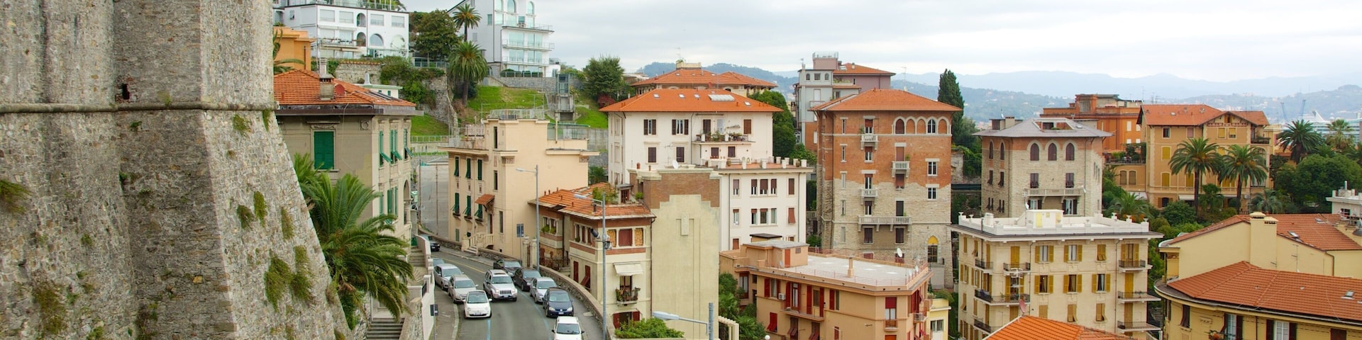 Castello San Giorgio que incluye arquitectura patrimonial, una ciudad y imágenes de calles
