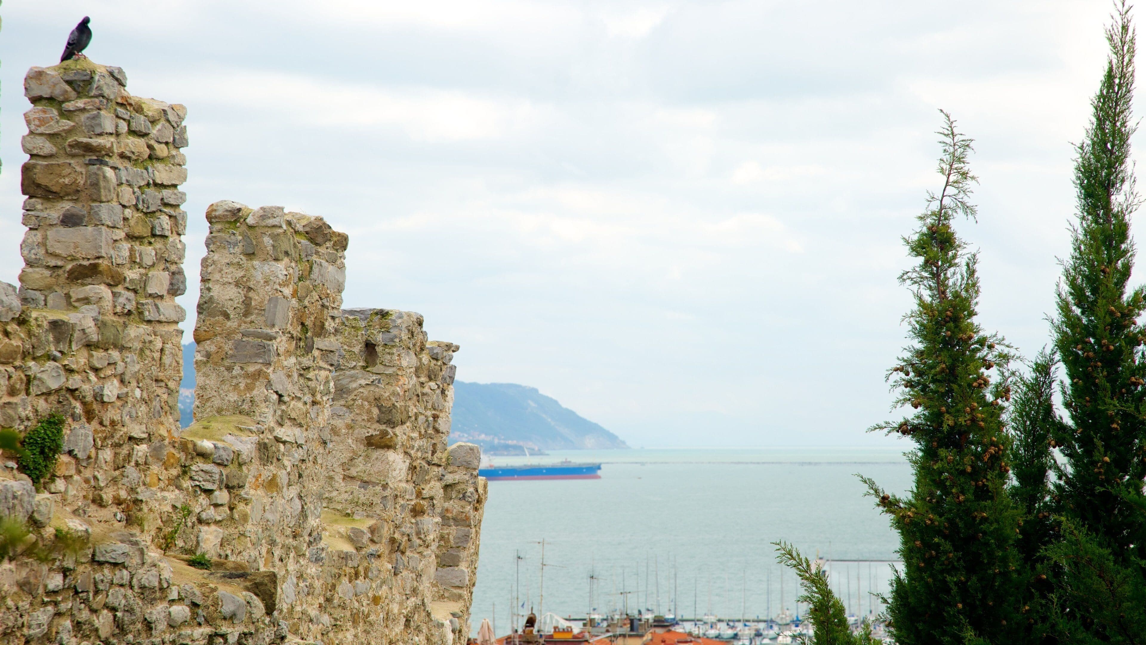 San Giorgios fästning som visar historisk arkitektur, kustutsikter och en ruin