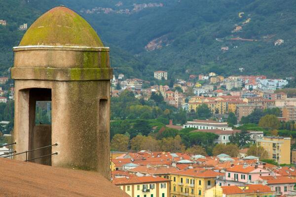 Castello San Giorgio mettant en vedette ville