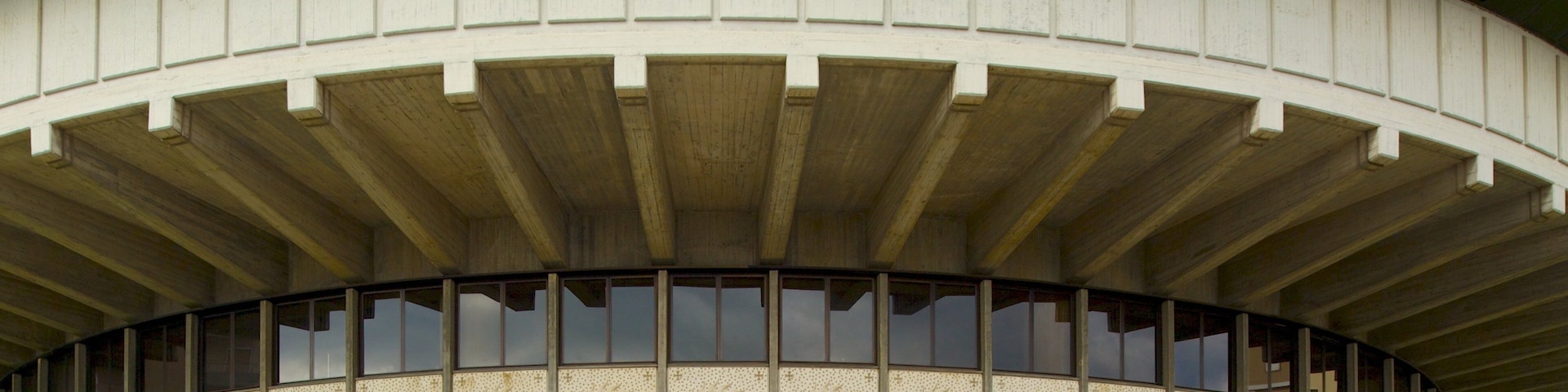 Catedral de Cristo Re mostrando arquitetura moderna e uma igreja ou catedral