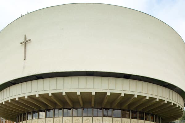 Cattedrale di Cristo Re montrant architecture moderne et église ou cathédrale
