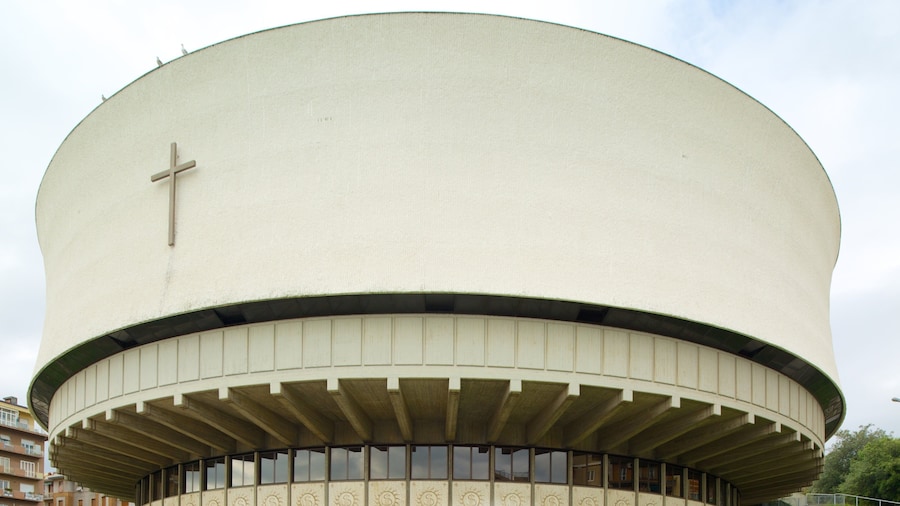 Cattedrale di Cristo Re mostrando arquitectura moderna y una iglesia o catedral