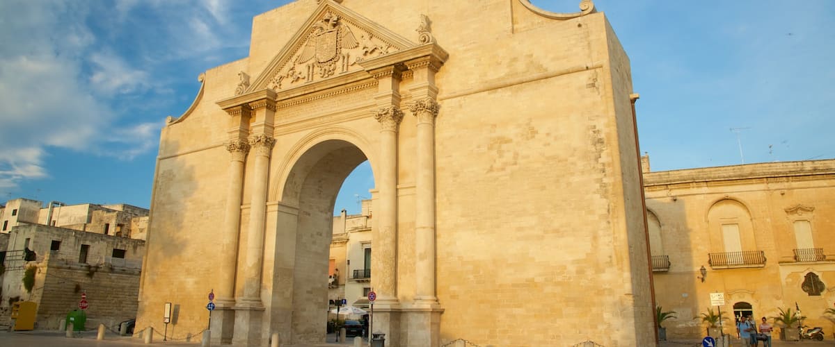 Arco di Trionfo showing a square or plaza, heritage architecture and a sunset