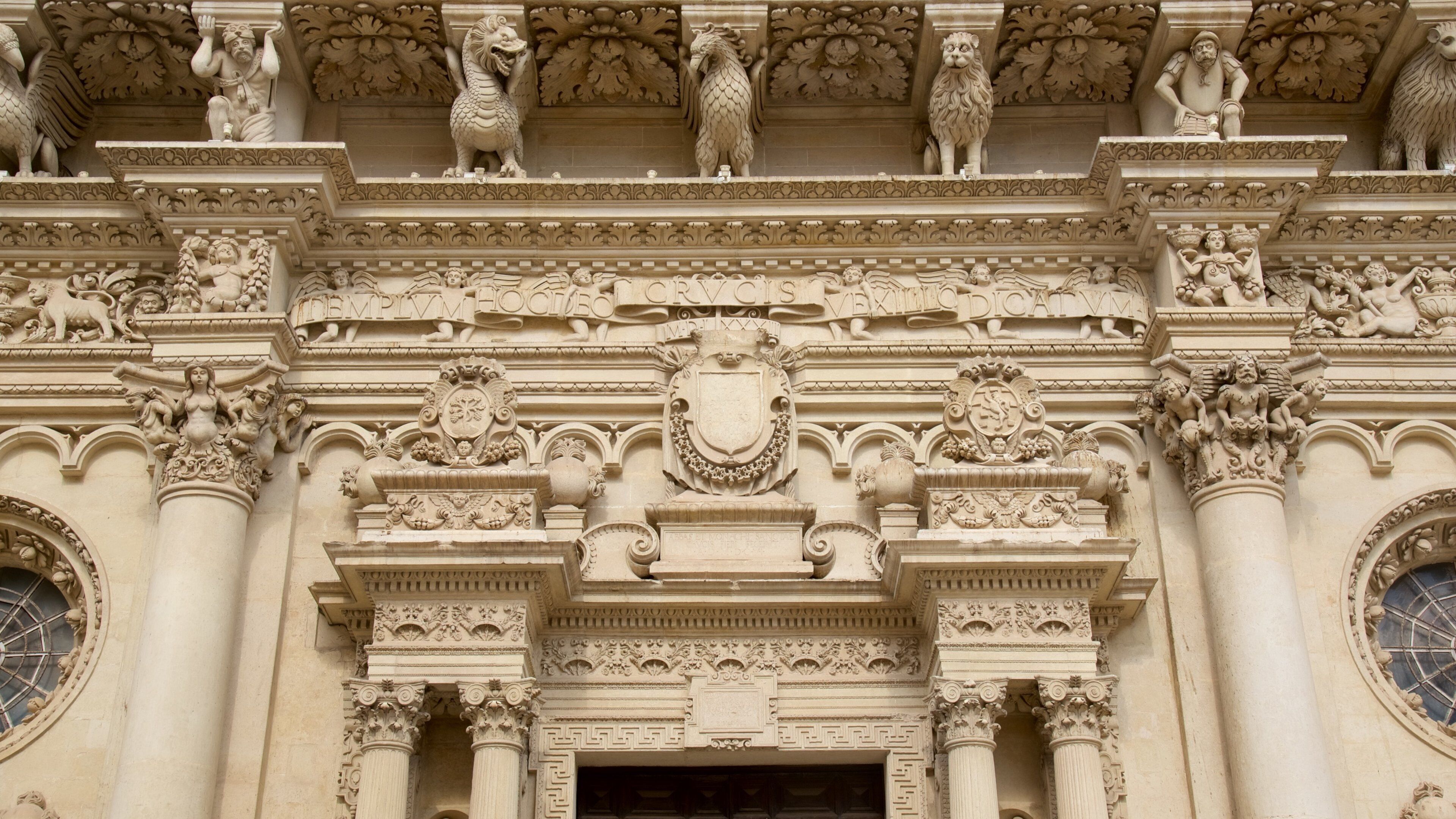 Iglesia de la Santa Cruz que incluye arquitectura patrimonial