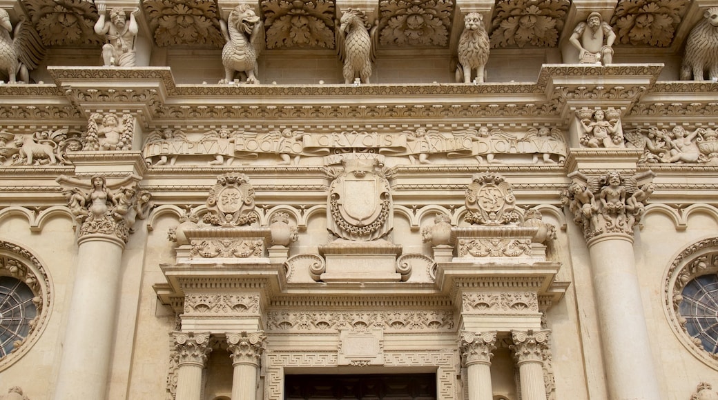 Iglesia de la Santa Cruz que incluye arquitectura patrimonial