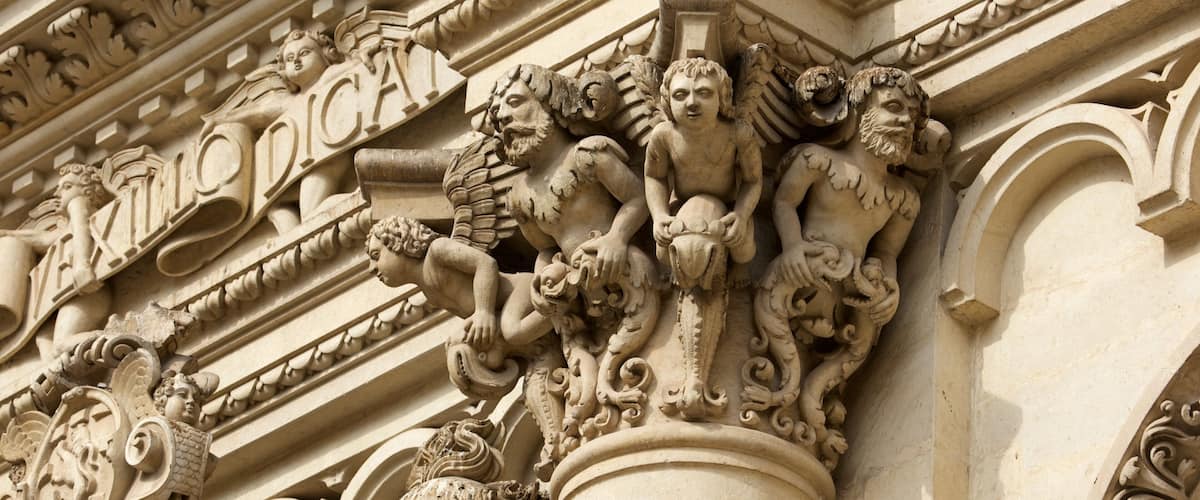 Chiesa di Santa Croce che include architettura d\'epoca