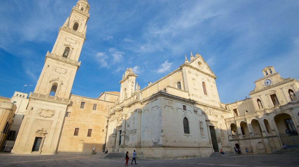 主教座堂廣場 其中包括 廣場, 歷史建築 和 宗教方面