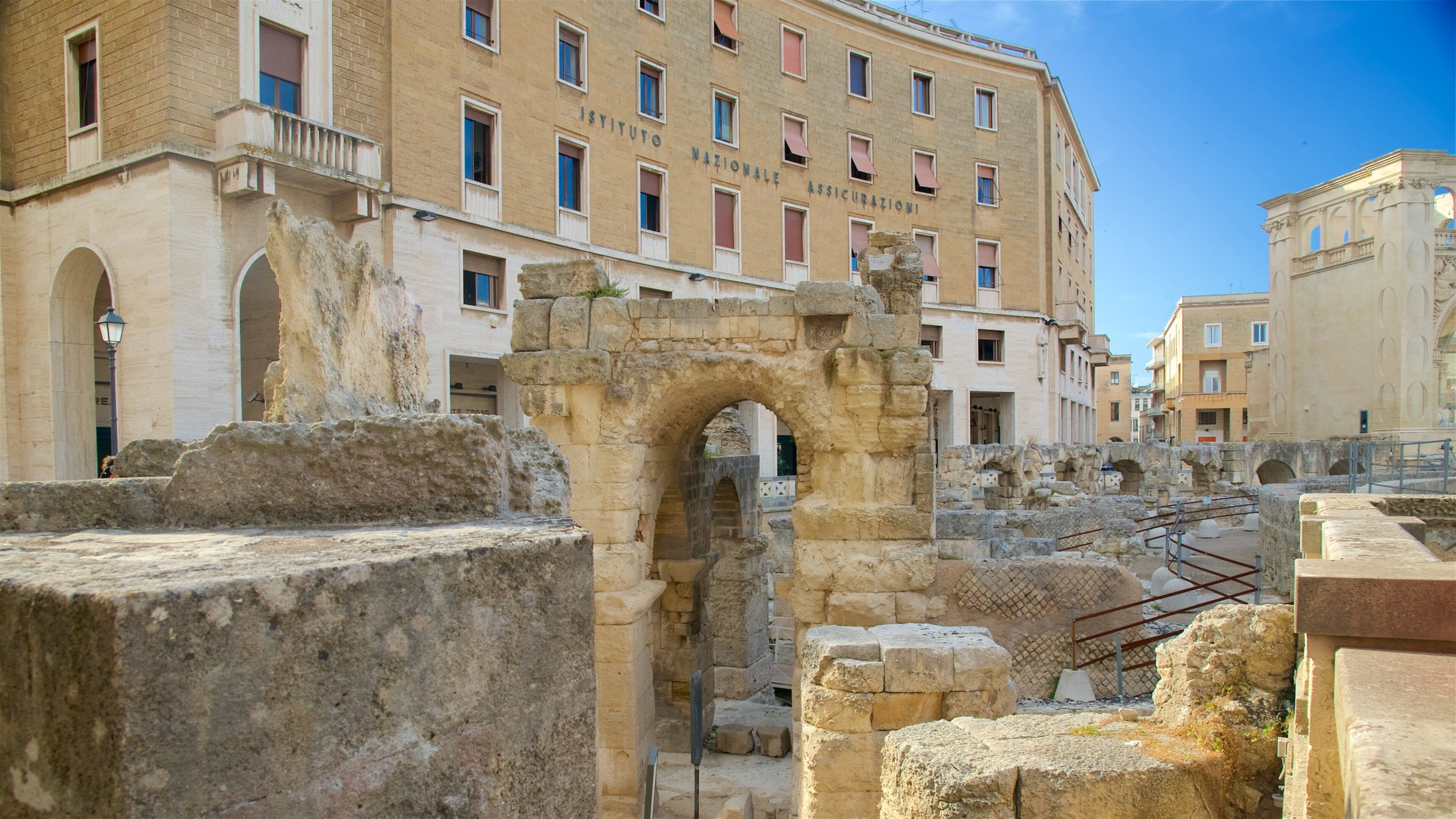 Anfiteatro romano ofreciendo una ruina y patrimonio de arquitectura