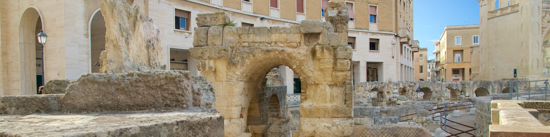 Anfiteatro Romano mostrando arquitetura de patrimônio e ruínas de edifício