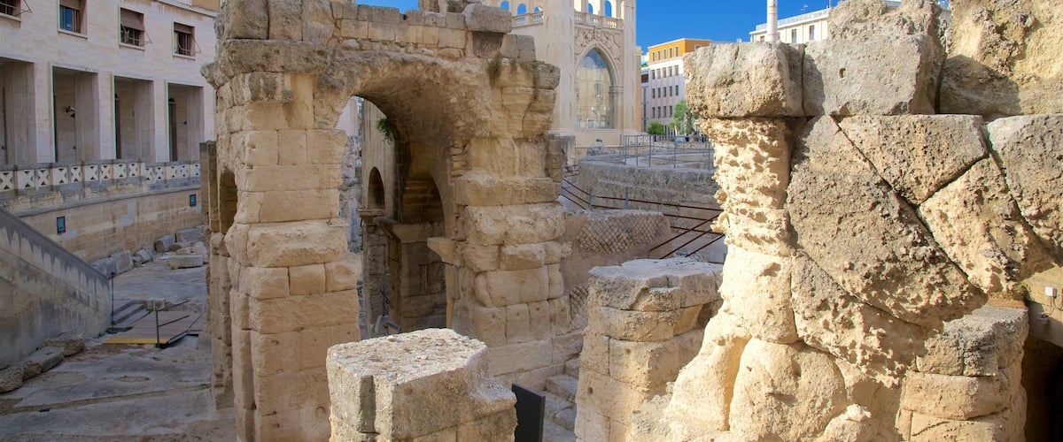 Amphithéùtre romain montrant bùtiments en ruines et patrimoine architectural