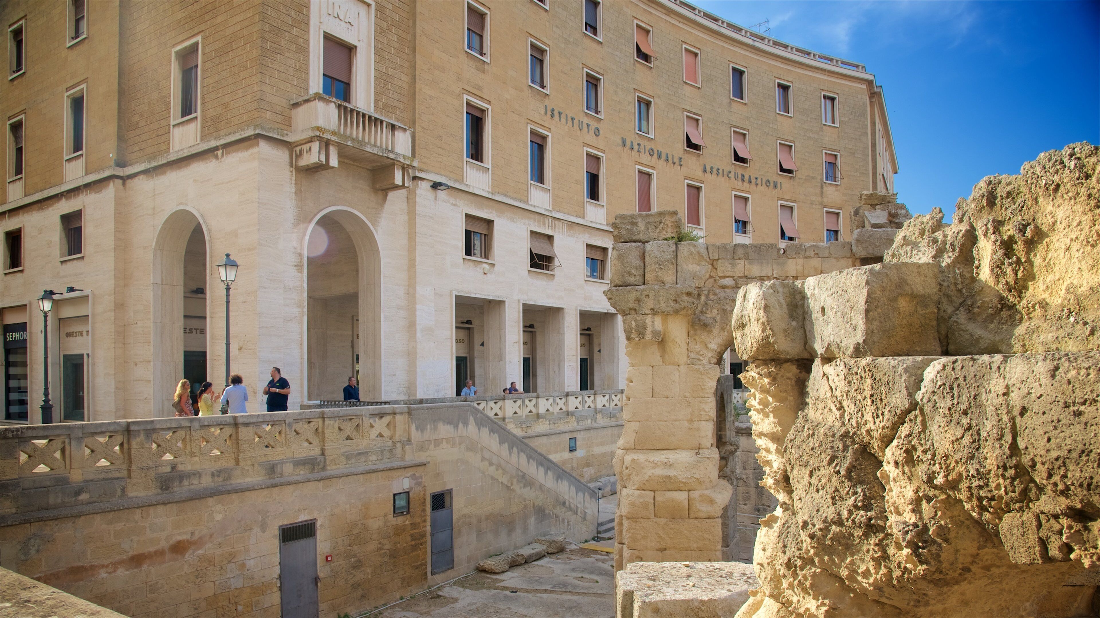 Anfiteatro romano ofreciendo una ruina