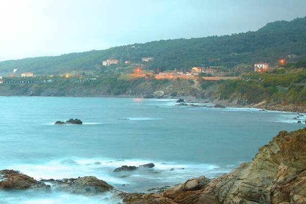 Castello del Boccale som viser udsigt over landskaber og klippekystlinje