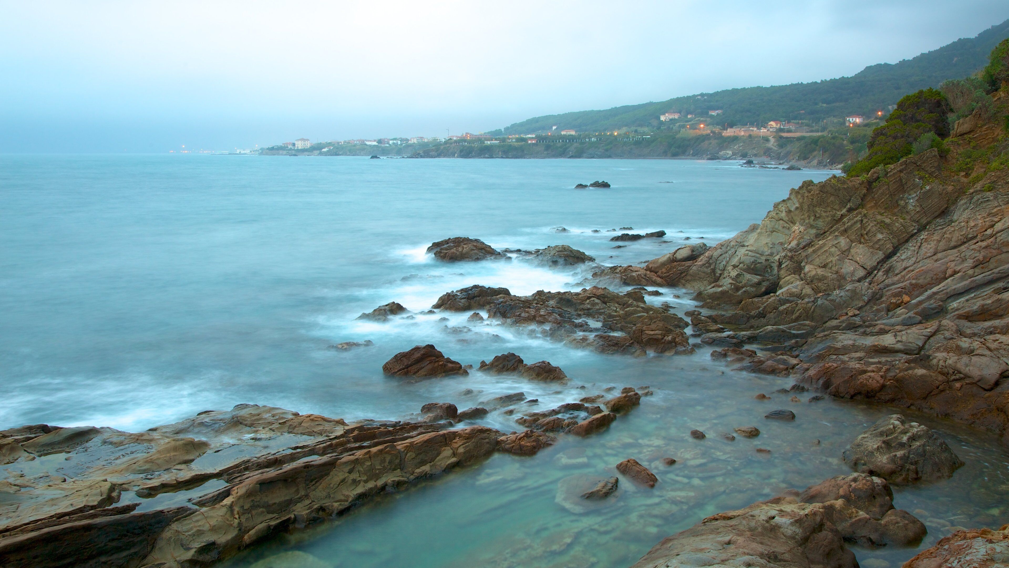 ปราสาท Boccale ซึ่งรวมถึง ชายฝั่งขรุขระ และ หมอก