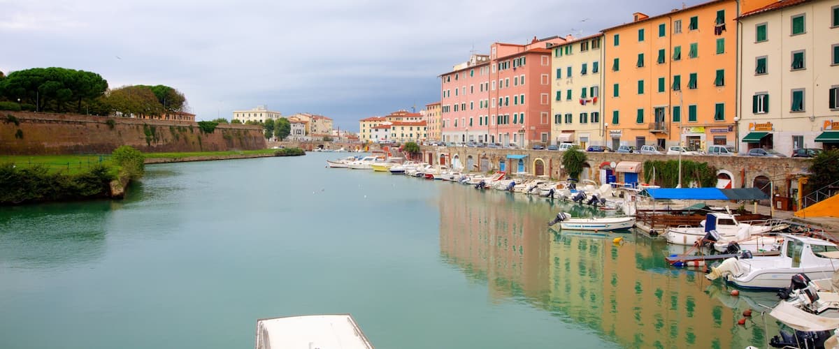 Fortezza Nuova ofreciendo paseos en lancha, una ciudad costera y una marina