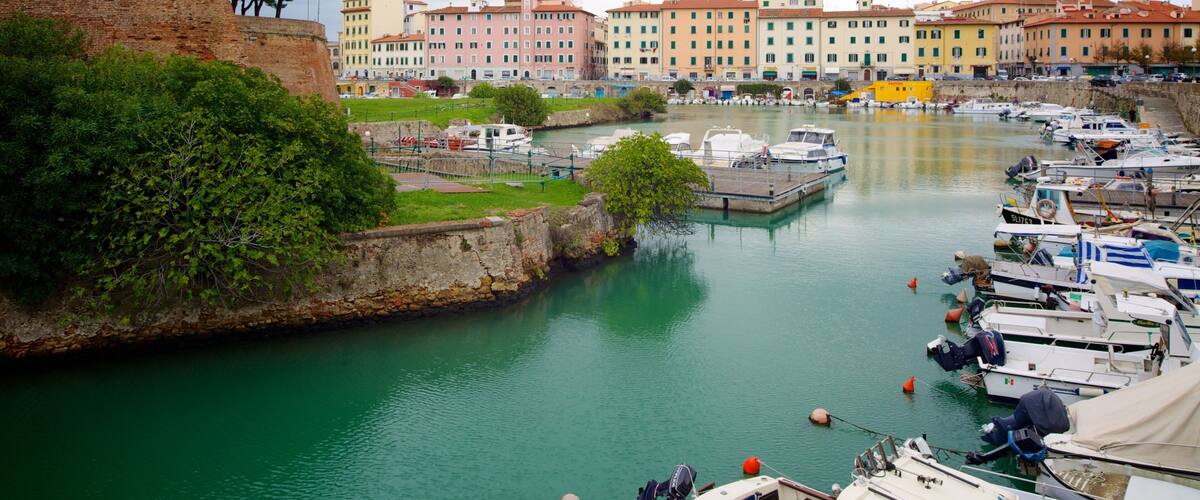 Fortezza Nuova mostrando fiume o ruscello, porto turistico e giro in barca