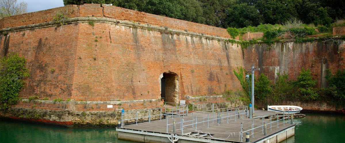 Fortezza Nuova das einen historische Architektur und Fluss oder Bach