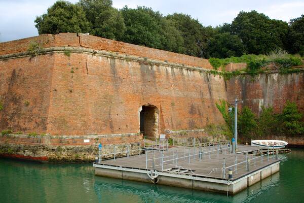 Fortezza Nuova som omfatter historiske bygningsværker og en flod eller et vandløb