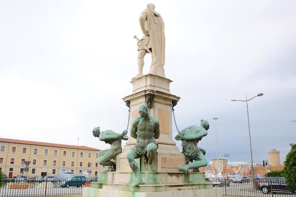 Monument des quatre MauresÂŹ qui includes ville, monument et art en plein air