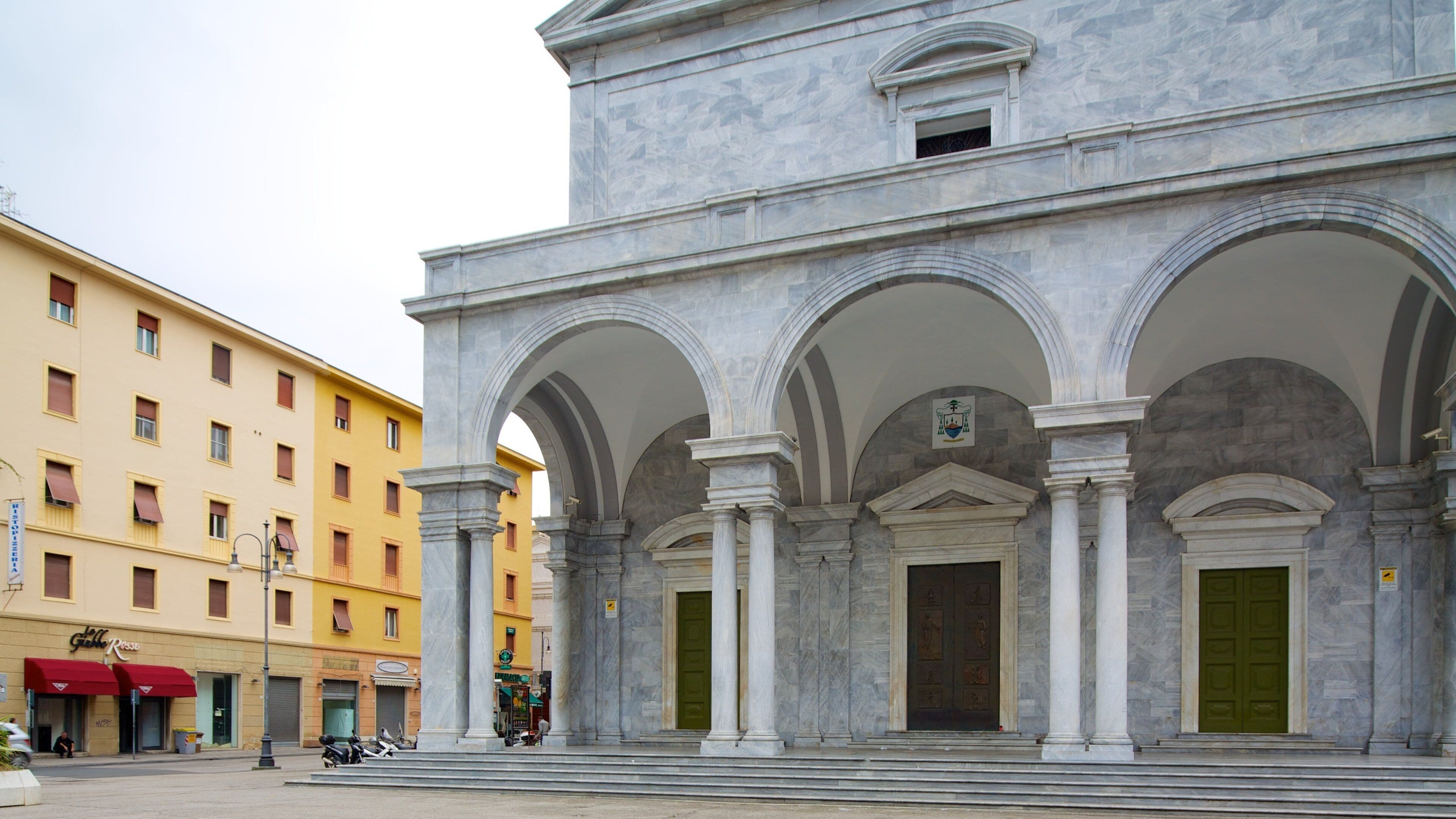 Palazzo Grande fasiliteter samt historisk arkitektur, gatescener og by