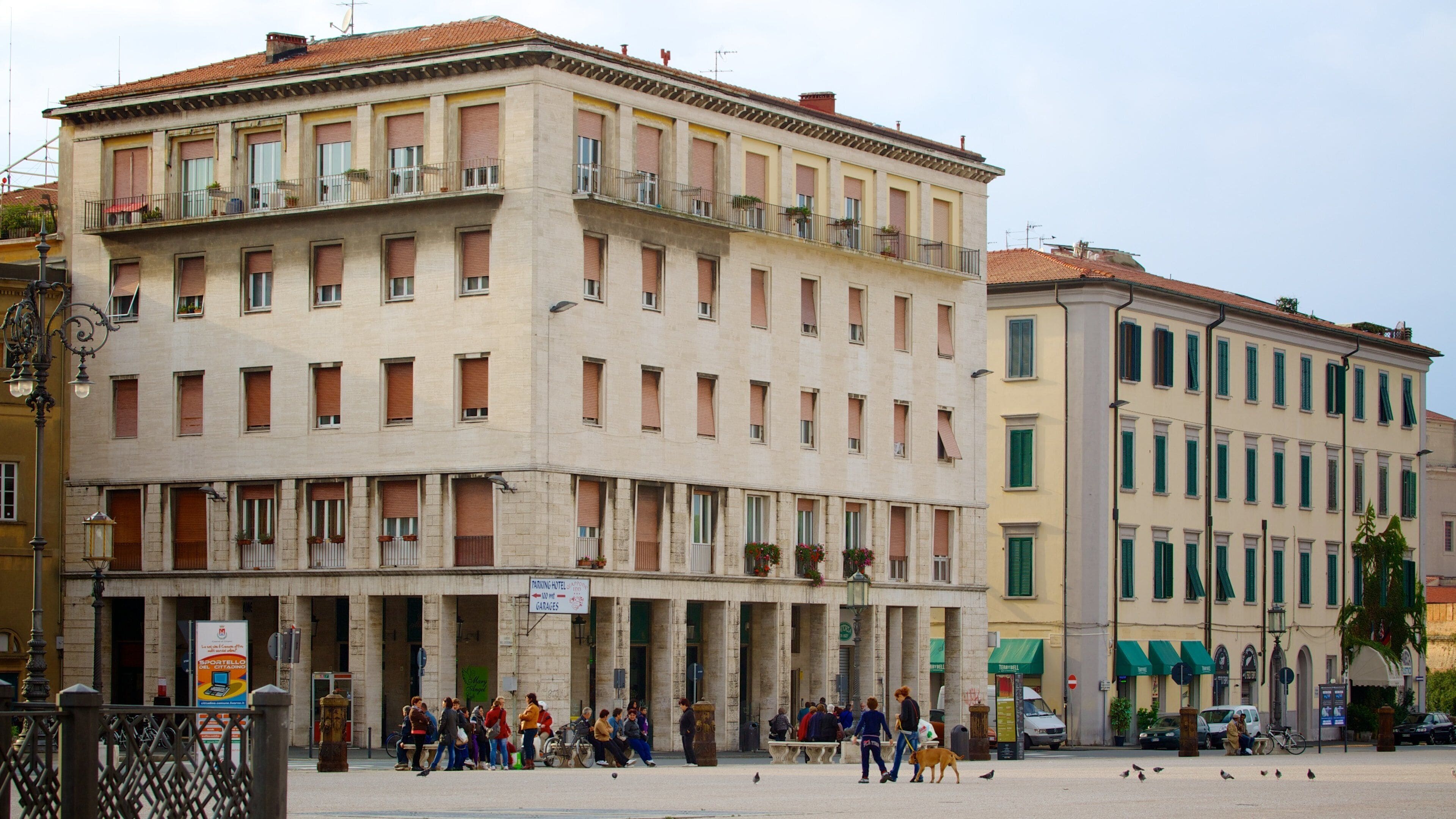 Piazza della Repubblica ofreciendo una plaza y una ciudad