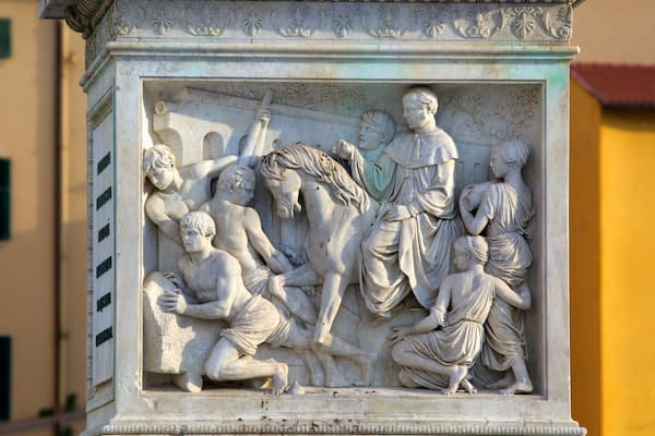 Piazza della Repubblica som inkluderar utomhuskonst, en staty eller skulptur och konst