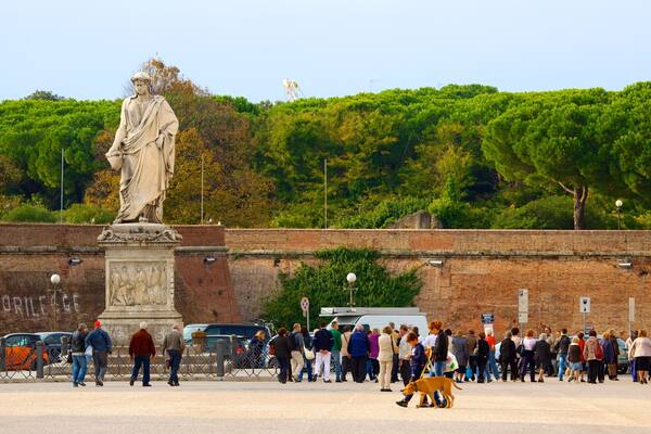 Piazza della Repubblica som omfatter gadeliv, en statue eller en skulptur og en plads eller et torv