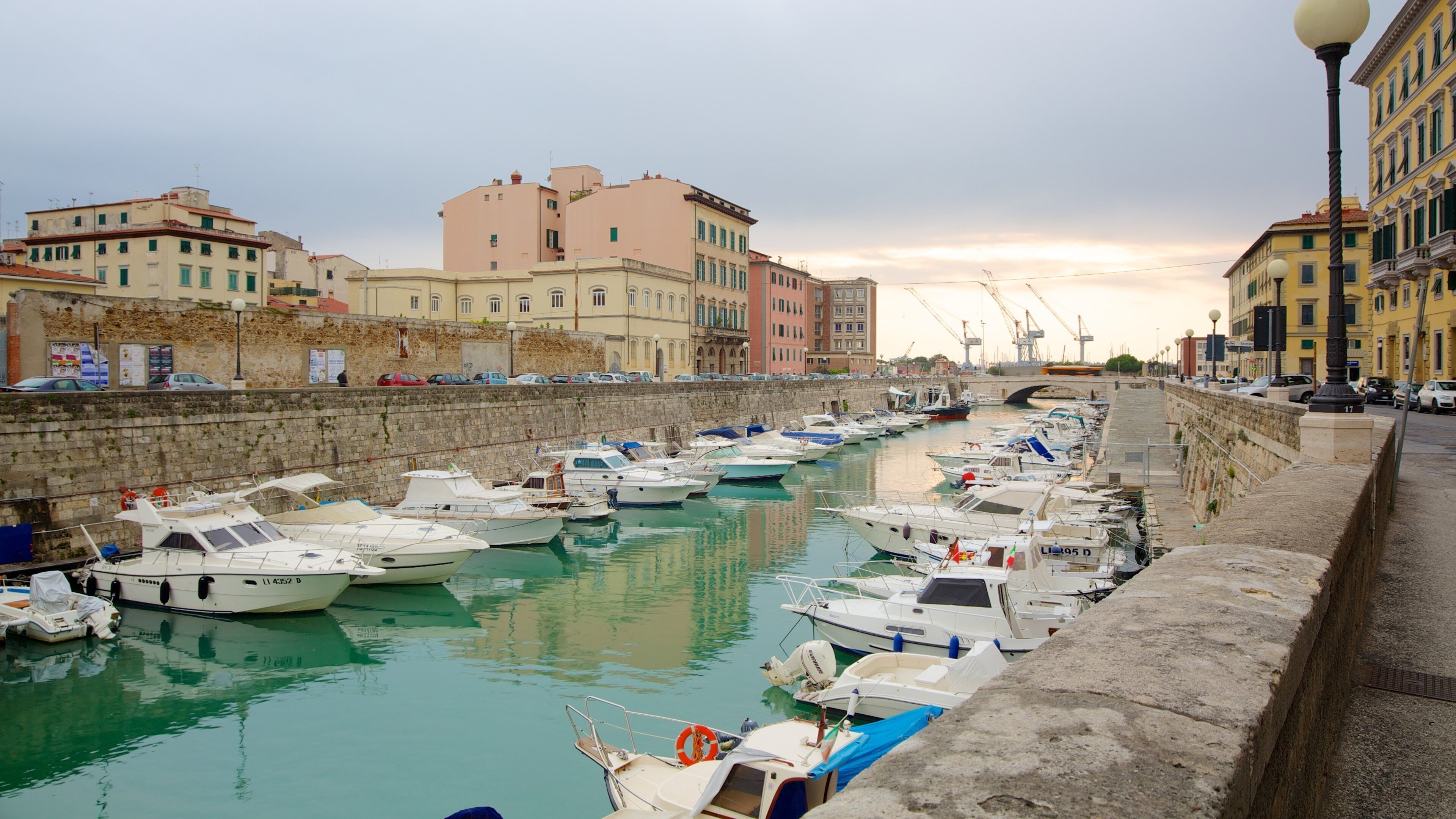 Sinagoga Ebraica mostrando una ciudad costera, paseos en lancha y una marina