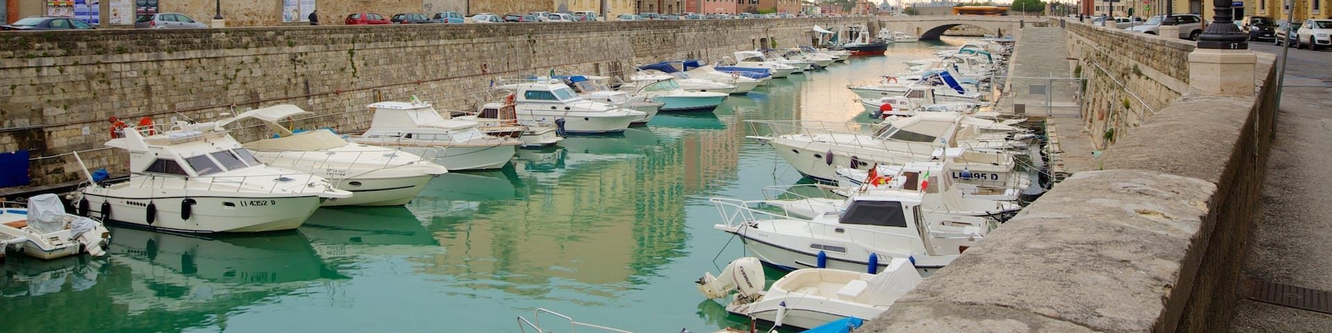 Sinagoga Ebraica featuring boating, a coastal town and a marina