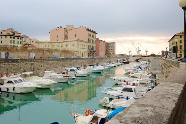 Sinagoga Ebraica which includes boating, a marina and a coastal town