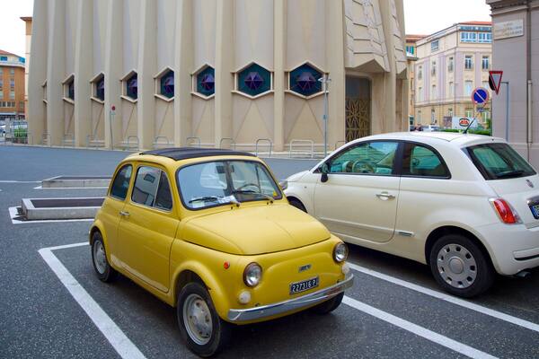Sinagoga Ebraica som omfatter en plads eller et torv og en by