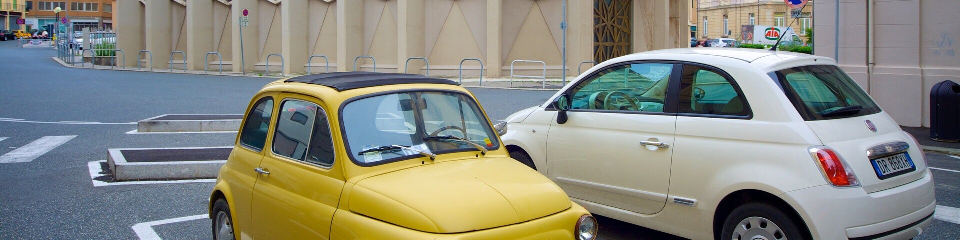 Sinagoga Ebraica featuring a square or plaza and a city