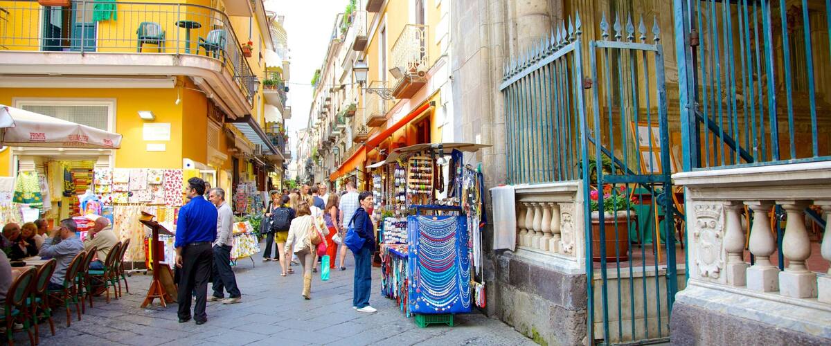 Sedile Dominova which includes street scenes, a city and shopping