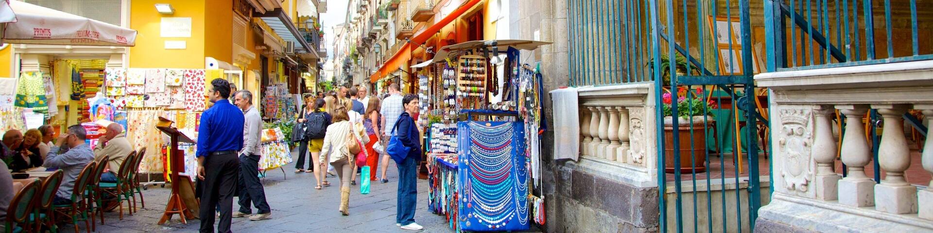 Sedile Dominova which includes street scenes, a city and shopping