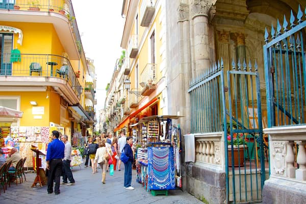 Sedile Dominova som inkluderar shopping, gatuliv och en stad