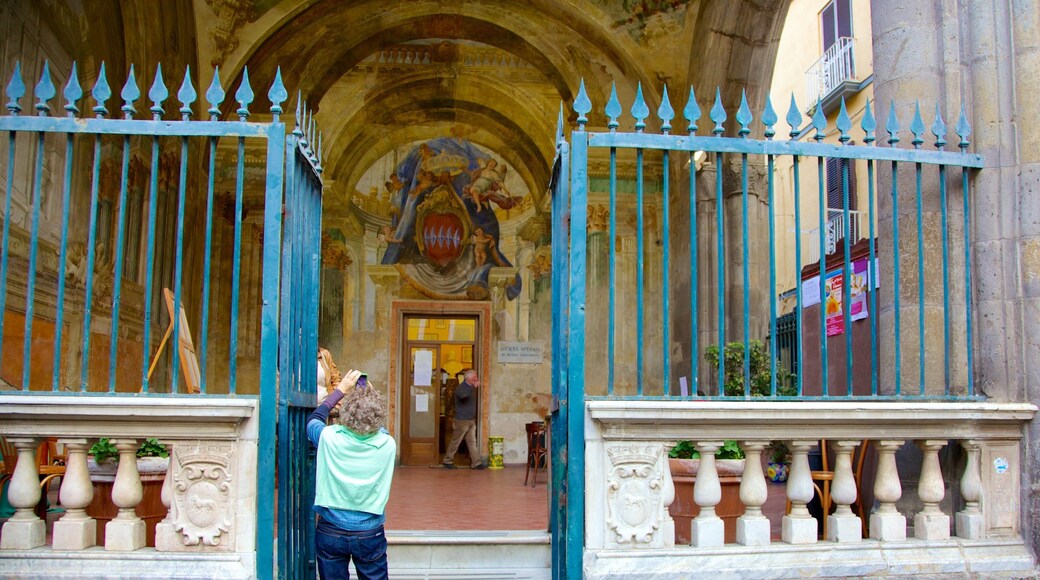 Sedile Dominova 其中包括 街道景色 和 歷史建築 以及 一名女性