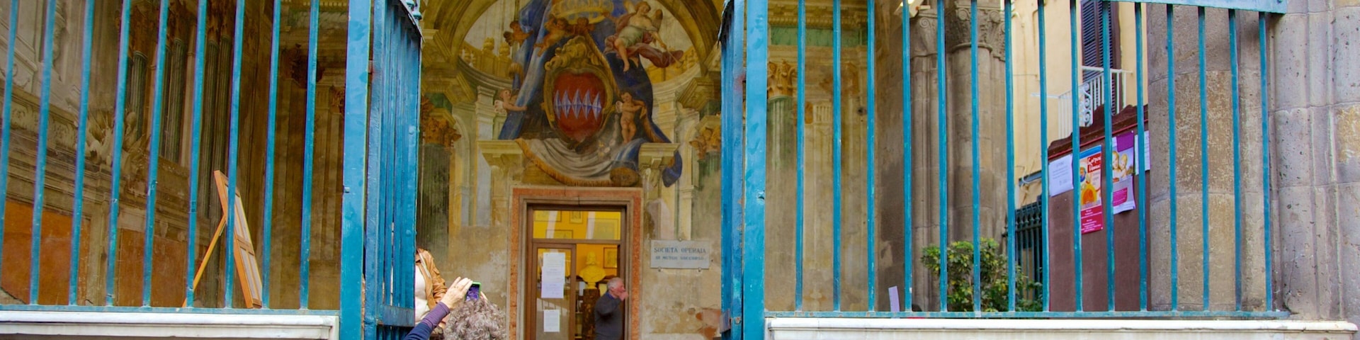 Sedile Dominova mostrando arquitectura patrimonial y imágenes de calles y también una mujer