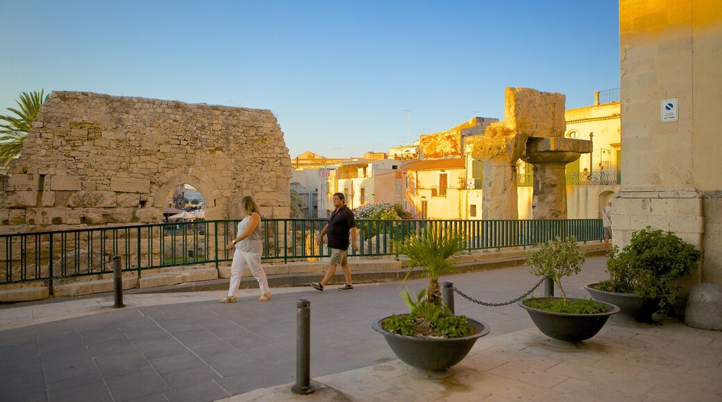 Templo de Apolo ofreciendo una ruina, elementos del patrimonio y escenas urbanas