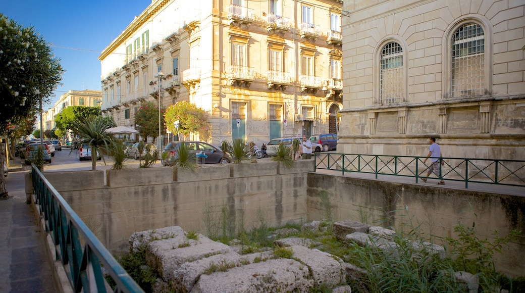 Templo de Apolo mostrando elementos patrimoniales y imágenes de calles