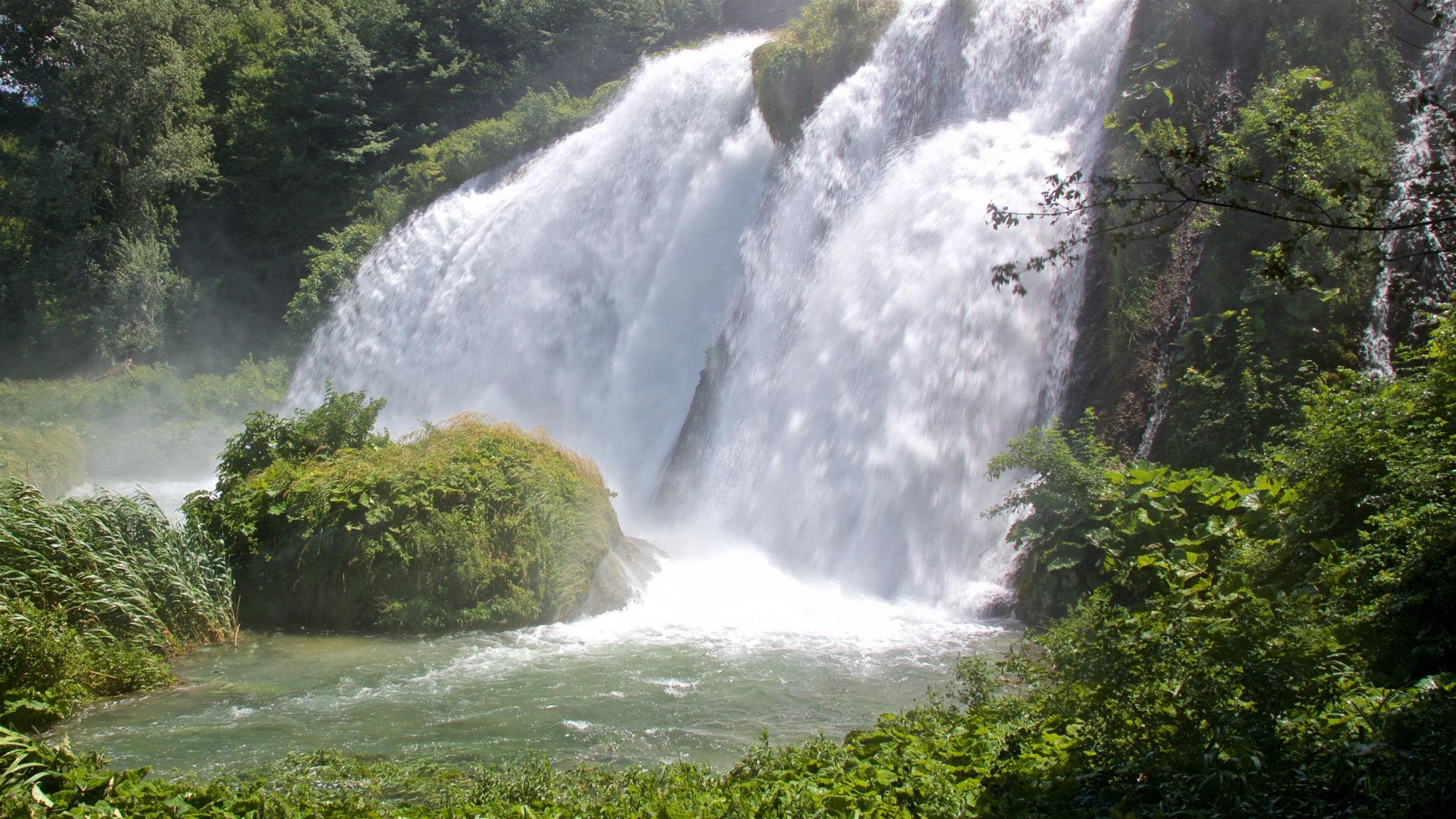 Cascata delle Marmore which includes a cascade