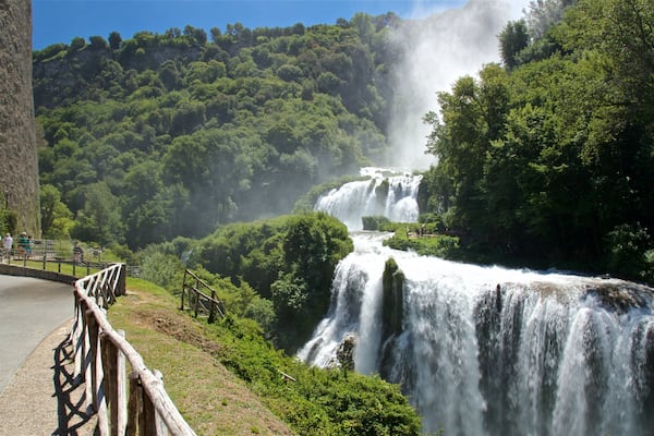Chute d\'eau Cascata delle Marmore montrant cascade et panoramas