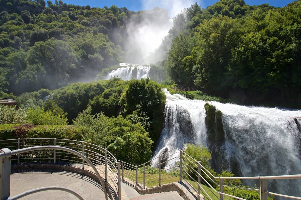 Ein mehrstufiger Wasserfall, umgeben von üppiger Vegetation.
