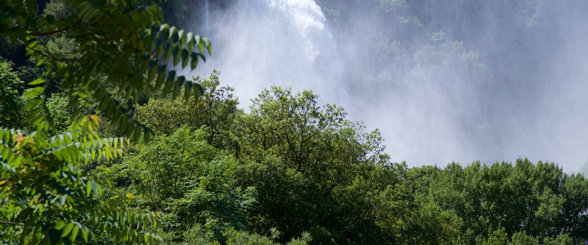 Cascata delle Marmore bevat landschappen en een waterval