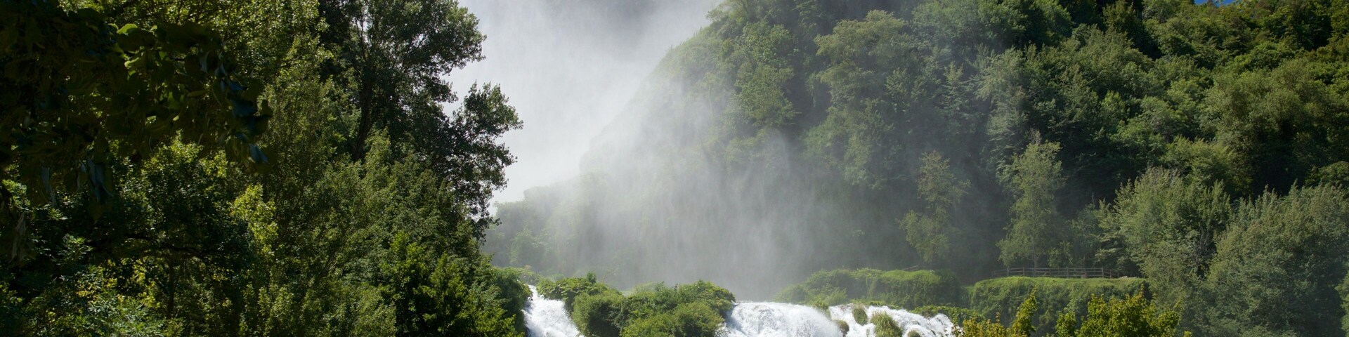 Chute d\'eau Cascata delle Marmore mettant en vedette panoramas et cascade