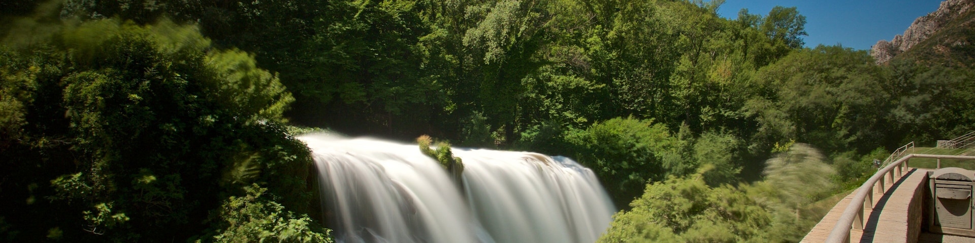 Cascata delle Marmore mostrando una cascada